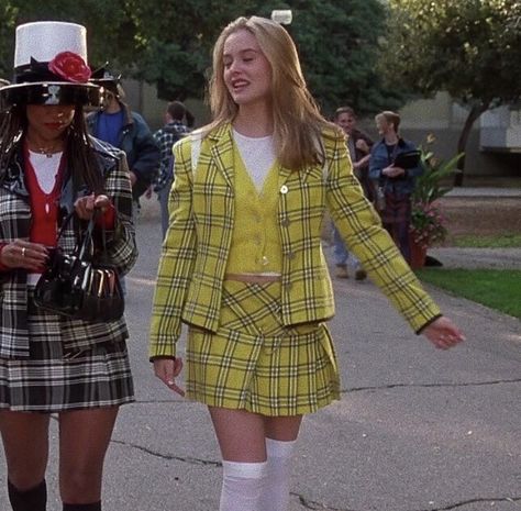 Clueless (1995), Cher Clulles Outfit, Clulles Aesthetic, Girly 90s Aesthetic, Iconic Outfits From Movies, 90s Movie Outfits, 90s Film Aesthetic, Cher Outfits Clueless, Cher Horowitz Outfit, Iconic Movie Outfits