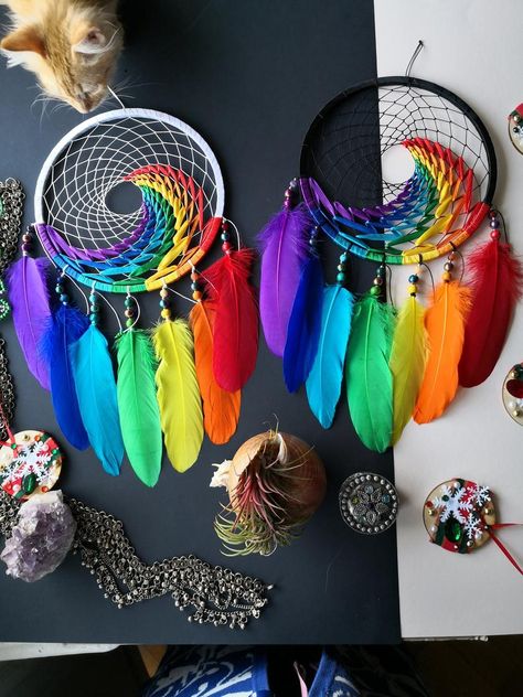 Rainbow Dream Catcher, Atrapasueños Diy, Rainbow Feather, Dream Catcher Patterns, Dream Catcher Nursery, Dream Catcher Decor, Feather Diy, Dream Catcher Craft, Dream Catcher Diy