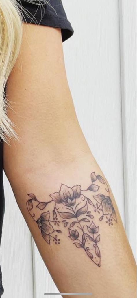 Floral uterus as symbol for those who battle with Endometriosis One Ovary Tattoo, Endo Tattoo Ideas, Uterus Tattoo Flower, Ovaries Tattoo, Simple Uterus Tattoo, Anthropology Tattoo Ideas, Endo Warrior Tattoo, Floral Uterus, Floral Uterus Tattoo