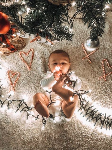 Baby Holiday Photos, Baby Christmas Photography, Photo Bb, Christmas Baby Pictures, Baby Milestones Pictures, Baby Christmas Photos, First Christmas Photos, Monthly Baby Pictures, Baby Milestone Photos