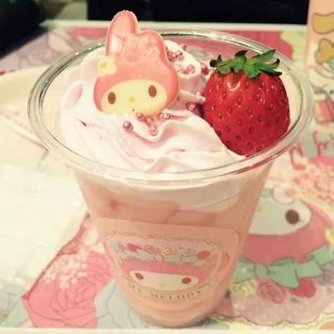 Kue Macaroon, Chicken Honey, Kawaii Dessert, Kawaii Cooking, Cute Snacks, Japanese Candy, Cute Food Art, Pink Foods, Strawberry Milkshake