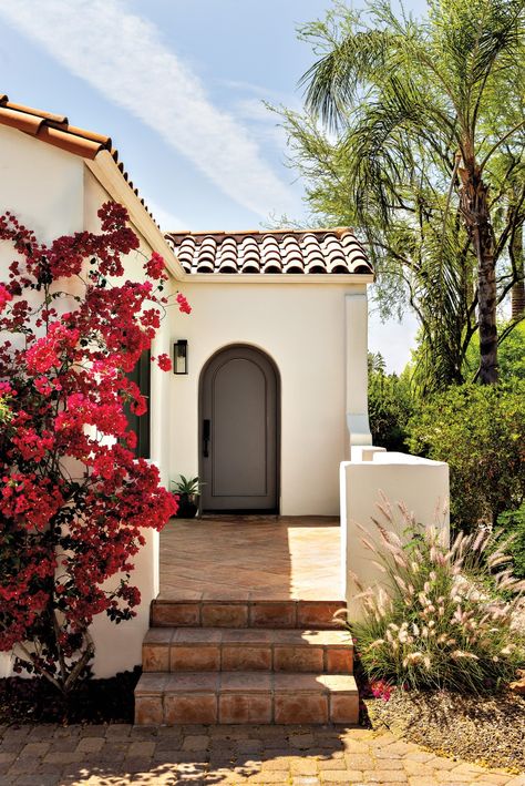 “I wanted to do an empathetic renovation that leans into the desert,” Wolfe says of her 1929 adobe-style home. The arched entry door hints at similarly shaped architectural elements inside. Adobe Style Homes, Brick Tile Backsplash, Arched Entry, Oak Headboard, Builder Grade Kitchen, Coved Ceiling, Adobe Home, Living In San Francisco, Architecture Home