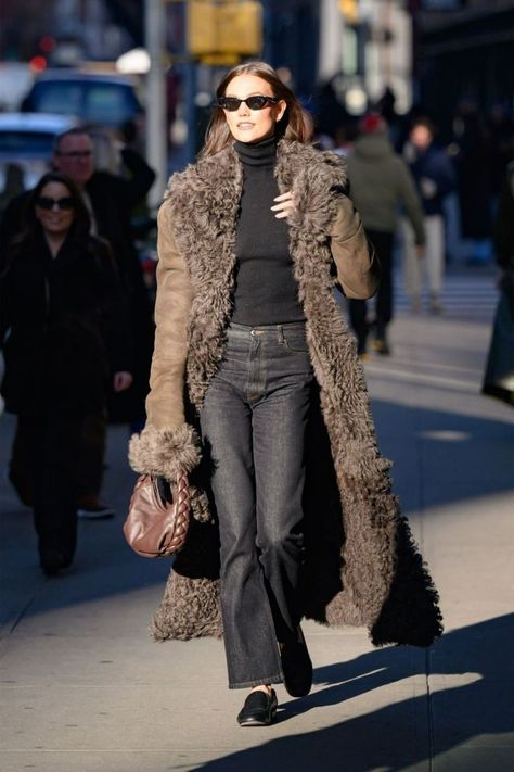 Carrie Fur Coat, Carrie Bradshaw Outfits Winter, Carrie Bradshaw Winter Outfits, Fur Coat Outfit, Walking Down The Street, Winter 23, Autumn Fits, City Outfits, Winter Chic