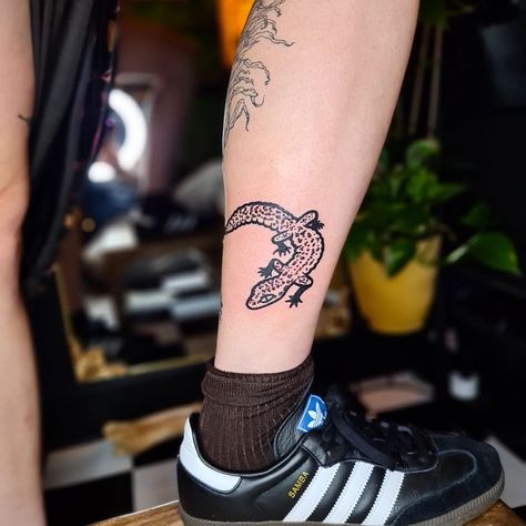 🦎 Leopard gecko for Maggie! 🦎 Loved doing this lil' cutie! Petunia is Maggie's pet gecko, and she's now forever enshrined upon her leg. The 'leopard' spots are done in greywash, so once healed will lighten up and create a lovely contrast 😁 Gecko Footprint, Leopard Gecko Tattoo, Pet Gecko, Gecko Tattoo, Leopard Gecko, Leopard Spots, Now And Forever, Tattoo Idea, Petunias