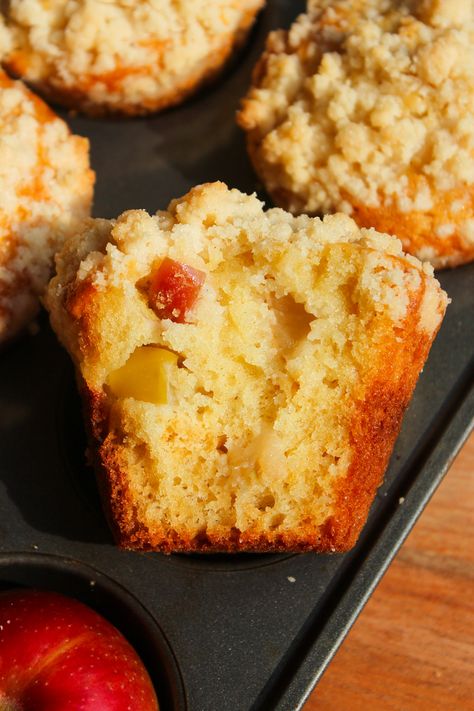 Sour Cream Apple Streusel Muffins - Taffey Bakery Taffey Bakery, Baileys Dessert, Apple Streusel Muffins, Apple Muffin, Cinnamon Oatmeal Cookies, Sour Cream Uses, Banana Bread Bars, Milk Banana, Muffins Breakfast