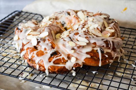 Raisin Pecan Couronne {breakfast danish} – In Jennie's Kitchen Pecan Ring Recipe, Breakfast Danish Recipe, Danish Coffee Cake, Danish Ring, Pecan Danish, Breakfast Danish, Danish Recipe, Coffee Ring, Bakery Items