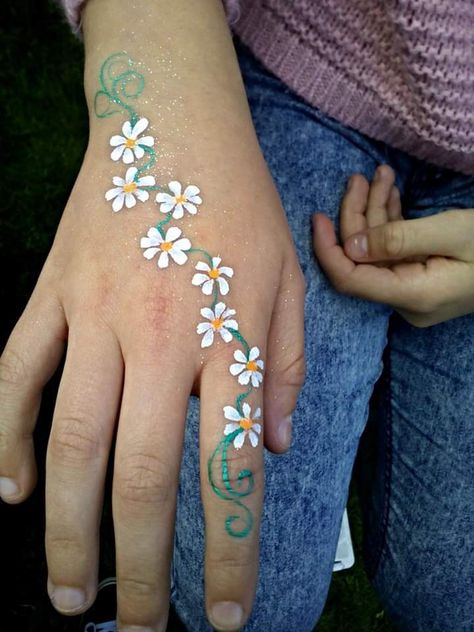 Cute And Easy Face Paint Ideas, Face Paint Designs On Arm, Aesthetic Face Paint Ideas Easy, Painting On Skin Aesthetic, Face Paint Tattoo, Tiny Face Paint Ideas, Face Paint Simple Ideas, Face Painting Designs For Adults Simple, Simple Flower Face Paint