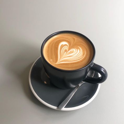 Caffeine Addict, Coffee Latte Art, Sweet Coffee, Coffee Obsession, Coffee Heart, Pretty Drinks, Coffee Aesthetic, Cafe Latte, Coffee Photography