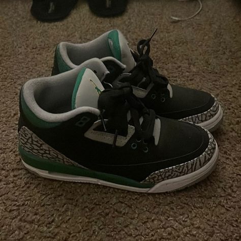 These are Jordan 3’s three-layer colors: black, green, and white. Pine Green 3s Outfits, Dress With Jordans, Pine Green Outfit, Jordan 3 Green, Fye Shoes, Jordan 3 Pine Green, Jordan 3s, Dunks Outfit, Dream Shoe