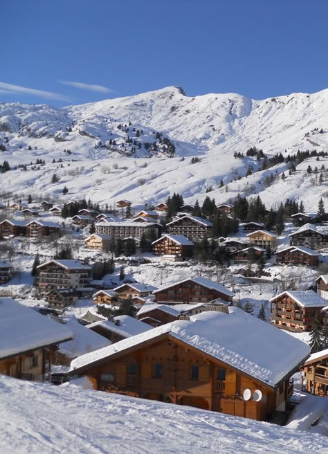 A taille humaine, entourées de sapins, parsemées de chalets traditionnels, les stations villages authentiques séduisent par leur charme les vacanciers. Elles sont idéales pour les débutants et les familles voulant éviter les grands stations. Découvrez le top 10 des stations-villages authentiques en France. #stationdeski #ski #hiver #neige #montagne #vacances #vacancesauski #sportsdhiver Ski Village, Italy Winter, Skiing Aesthetic, Best Ski Resorts, Beautiful Snow, Colorado Vacation, Luge, Europe Winter, Ski Season