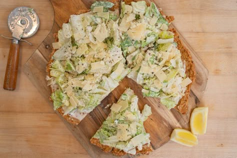 This has to be one of the best pizza’s I’ve ever tried! If you love caesar salad, you have to try ... Low Carb Chicken Caesar Pizza, Caesar Pizza, Caesar Salad Pizza, Chicken Pesto Pasta Salad, Perfect Salad Recipe, Low Carb Love, Pesto Pasta Salad, Chicken Caesar, Chicken Caesar Salad