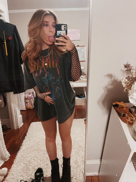 Concert Shirt Outfit, Rock Concert Outfit Fall, Indie Rock Concert Outfit, Metal Concert Outfit Ideas, Indie Concert Outfit, Kesha Concert, Rock Festival Outfit, Rock Concert Outfit, Rap Concert Outfit