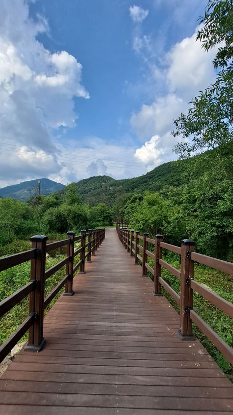 Aesthetic Outdoor Background, Senery Pic Landscape, Quiet Places Nature, Background Rumput Aesthetic, Fotografi Alam Landscape, Ghilbi Nature Wallpaper, Bridge Background, Sawah Di Desa Aesthetic, Beautiful Nature Photography