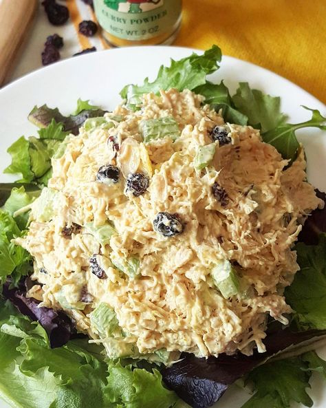 Keto Curry Chicken, Curry Chicken Salad Recipe, Salad Low Carb, Classic Chicken Salad, Keto Curry, Curry Chicken Salad, Low Carb Crackers, Atkins Diet Recipes, Seared Chicken Breast