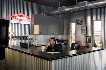 Garage Reception, Shop Office Ideas, Auto Shop Ideas, Mechanic Shop Decor, Waiting Room Ideas, Waiting Room Design, Automotive Repair Shop, Tire Shop, Automotive Shops