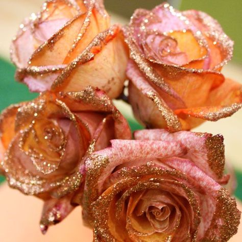 Thanksgiving Roses with Glitter, Rainbow and Glitter Roses for the Holidays Glitter Projects, Hair Expo, How To Make Glitter, Beautiful Flower Tattoos, Glitter Rainbow, Rose Video, Diy Roses, Glitter Flowers, Glitter Dipped