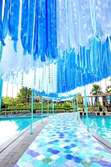 Shades of blue and Turquoise for the nautical theme pool party by Marriage Colours Pool Side Party, Pathway Decor, Wedding Decor Outdoor, Flower Arrangements Wedding, Pool Art, Pre Wedding Party, Nautical Party, Wedding Decor Style, Nautical Style