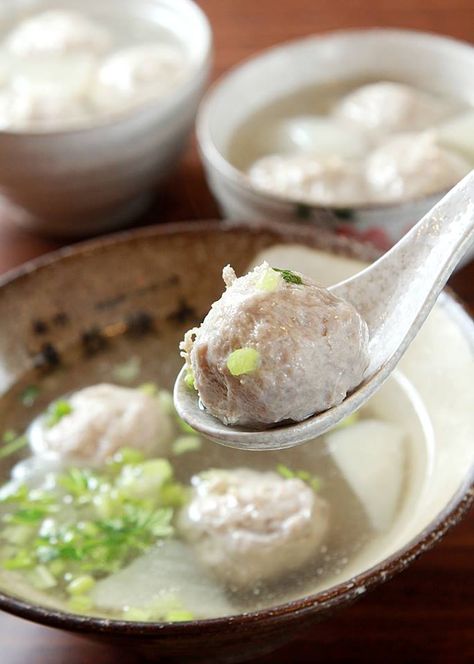 Pork ball soup.   #Taiwan #food  貢丸湯 Taipei Food, Food For The Gods, Making Soup, Taiwanese Cuisine, Taiwan Food, Asian Street Food, Meatball Soup, Taiwanese Food, Asian Foods