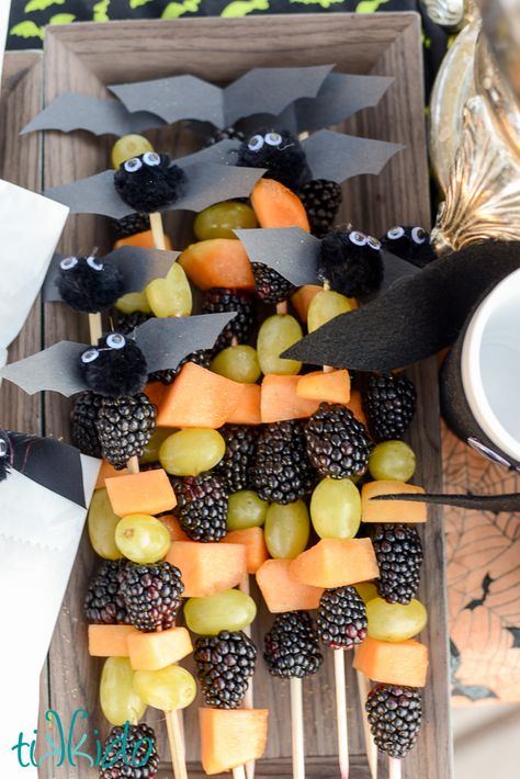 Healthy Halloween fruit skewers topped with  cute little bats. Halloween Brunch, Halloween Appetizers Easy, Easy Halloween Snacks, Halloween Snacks For Kids, Recetas Halloween, Diy Halloween Treats, Halloween School Treats, Healthy Halloween Treats, Vegan Halloween