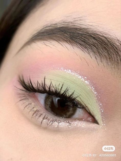 Simple Fairy Eye Makeup, Pista Colour Eye Makeup, Eye Makeup Light Green, Sage Green And Pink Makeup, Christmas Make Up Looks Simple, Quinceanera Green Makeup, Pastel Green Eye Makeup, Green Eye Makeup Brown Eyes, Green And Pink Eye Makeup