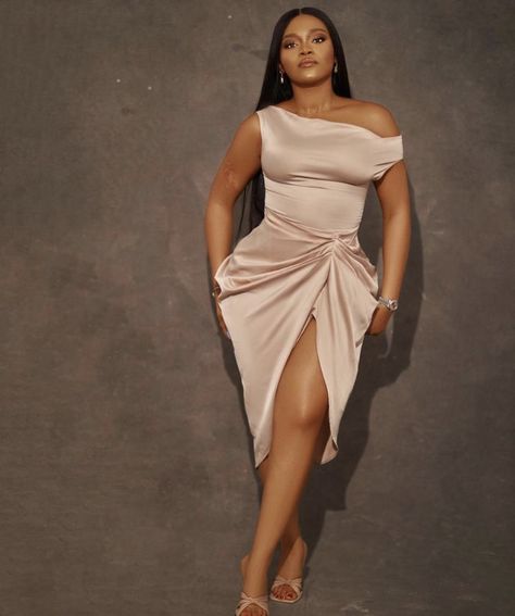 Big Shoulders Women Dress, 40th Birthday Dresses For Women Classy, Expensive Dresses Classy, Graduation Outfit Ideas Plus Size, Dinner Gowns Classy, Flirty Outfits, Best African Dresses, Outfit Classy, Dinner Dress Classy