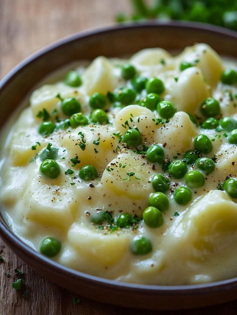 Creamed Potatoes and Peas Creamed Peas And Potatoes, Potatoes And Peas, Best Chicken Wing Recipe, Southern Mama, Creamed Peas, Food For The Soul, Pork Salad, Juicy Pork Chops, Creamed Potatoes