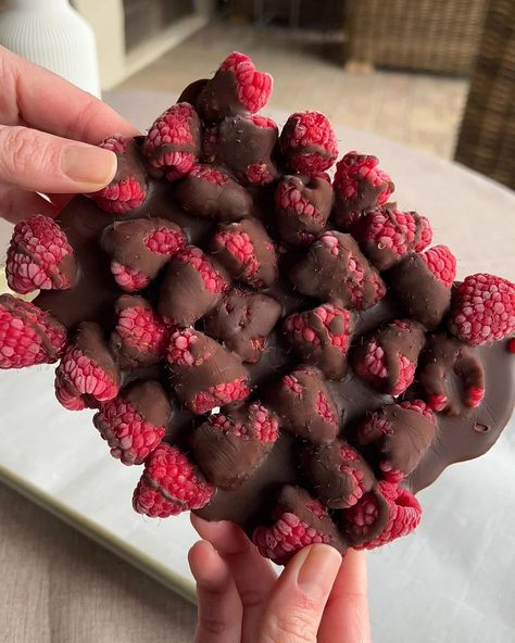 Dark chocolate raspberry bark that’s to die for 🌹 - 1/2 bar 70% dark chocolate - 1-2 tsp coconut oil - 1/4 cup raspberries 1. melt dark… | Instagram Dark Chocolate Raspberry, Raspberry Bars, Chocolate And Coconut, Chocolate Making, Bark Recipe, Chocolate Fruit, Healthy Food Dishes, Sit Out, Chocolate Bark