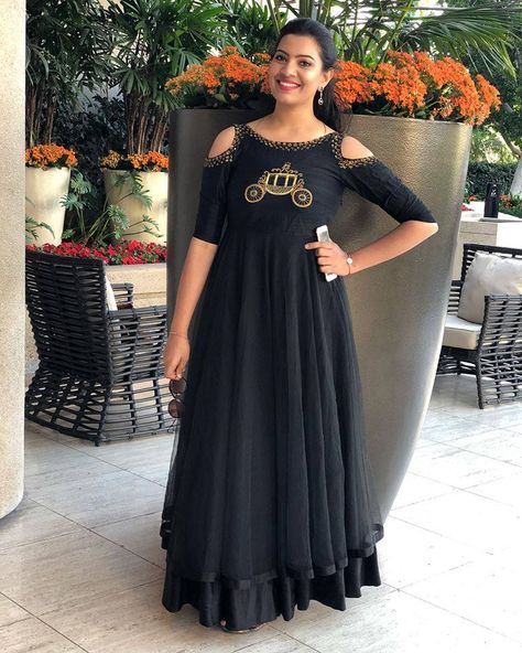 Don't you love listening to Geetha Madhuri ? If you're a fan, you'll love to learn about her favourite outfit.  This blog talks about #TheHLabel's drape gown that Geetha Madhuri so fondly wears to occasions.  #TheHlabelBlog Geetha Madhuri, Black Dress Design, Dress Design Ideas, Hand Embroidery Dress, Flair Dress, Long Gown Dress, Long Dress Design, Indian Gowns Dresses, Long Frocks