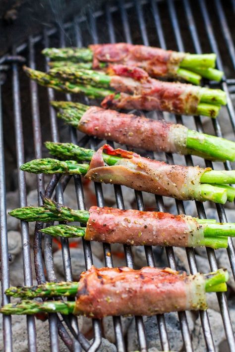 Asparagus On The Bbq, Proscuitto Wrapped Asparagus, Asparagus Appetizer, Prosciutto Appetizer, Bbq Veggies, Asparagus Recipes Oven, Best Asparagus Recipe, Prosciutto Asparagus, Asparagus Wraps