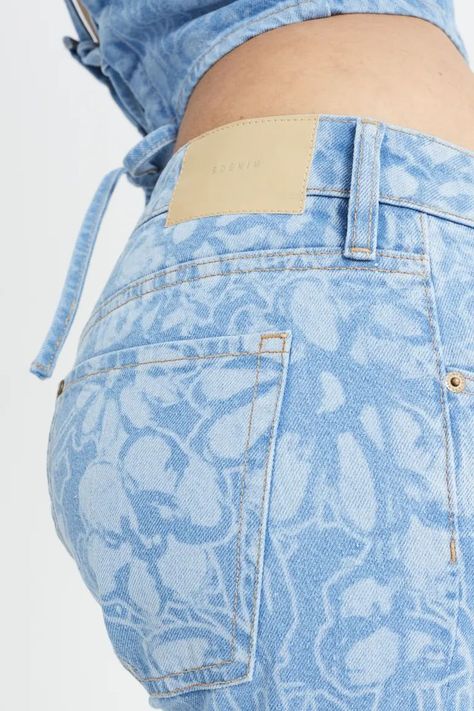 Flare Low Jeans, Trends Summer 2024, Denim 2024, Pattern Jeans, Low Jeans, Tonal Prints, Denim Wear, Summer 22, Denim Trends