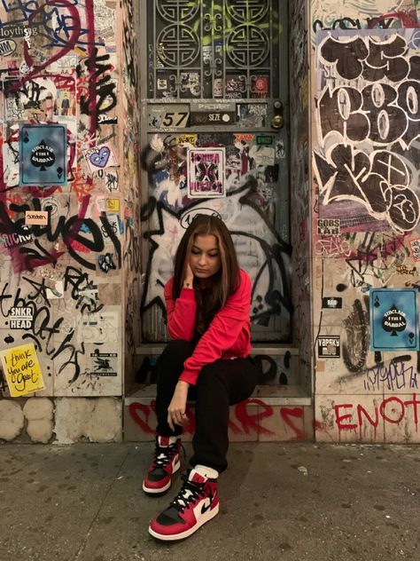 Wall Photoshoot, Grafiti Photoshoot, Graffiti Photoshoot, Graffiti Photoshoot Ideas Street Styles, Graffiti Art Photoshoot, Graffiti Photoshoot Ideas, Graffiti Poses Photo Shoot, Graffiti Wall Photoshoot, Graffiti Wall Photoshoot Outfits