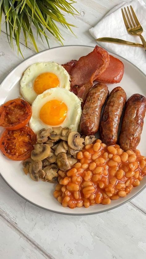 Anyone else craving this English breakfast with all the trimmings. British Breakfast Recipes, Healthy Breakfast Menu, Just Egg, Egg Omelette, Breakfast Platter, Healthy Food Inspiration, Easy Healthy Meal Prep, Healthy Food Dishes, Healthy Food Motivation