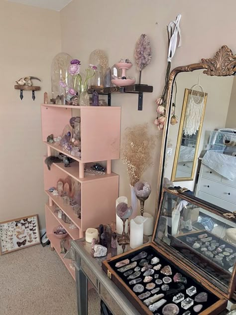 Glamour Altar, Crystal Collection Display, Crystal Alter, Crystal Storage, That Girl, Bedroom Stuff, Crystal Altar, Home Temple, Spiritual Crystals