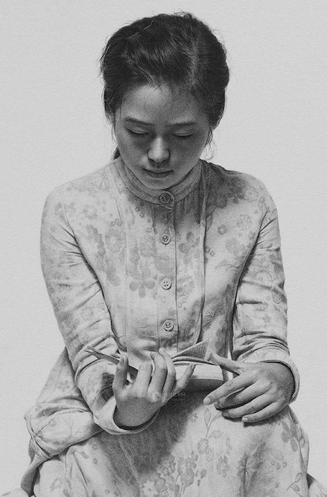 Leng Jun 冷军 (Chinese, b. 1963), graphite {figurative realism art asian female seated woman reading book #hyperreal cropped drawing #coldarmy} lengjun.artron.net Drawing Doodles, Drawing Realistic, Simple Drawings, Hyper Realistic Paintings, 얼굴 드로잉, Reading Art, Figure Sketching, Realistic Paintings, Graphite Drawings