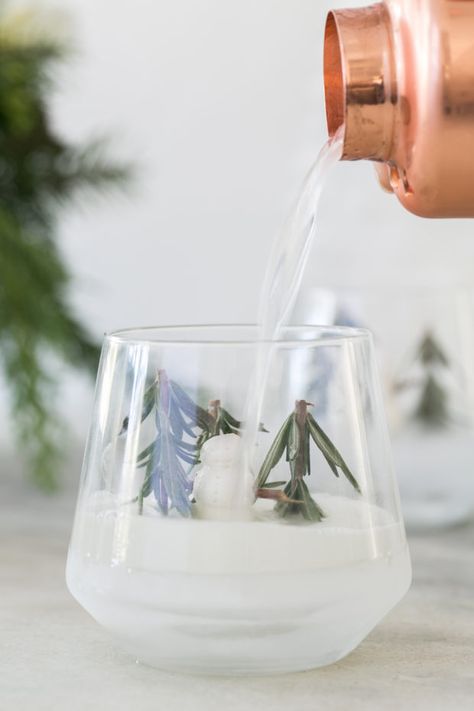 The most charming way to serve a holiday cocktail is in a snow globe! Sugar and Charm shares a rosemary gin fizz snow globe cocktail recipe. Rosemary Gin Fizz, Gin Fizz Cocktail, Raspberry Mojito, Rosemary Simple Syrup, Party Hosting, Juice Ice, Gin Fizz, Christmas Cocktails, Gin Cocktails