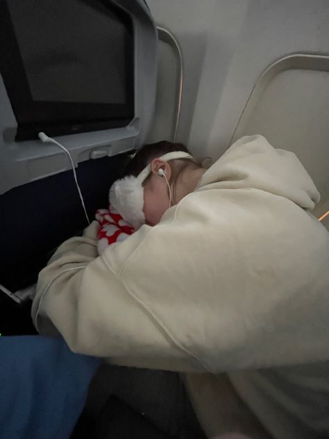 Plane Friends Aesthetic, Plane Seat Aesthetic, Sleeping On Airplane, Sleep On Airplane, Airplane Humor, Sleeping On A Plane, Plane Seats, Mask Aesthetic, Friend Vacation