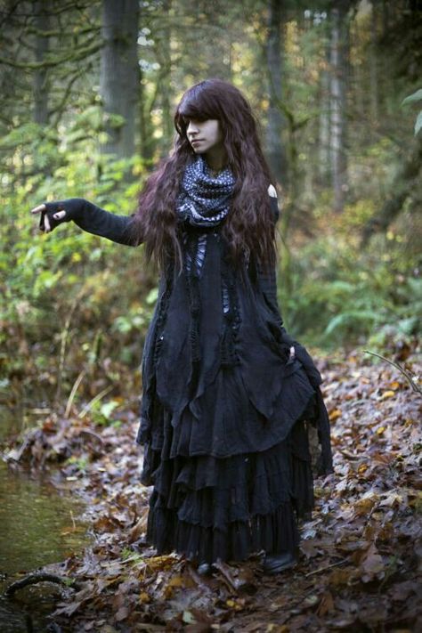 Dark Mori Witch, Dark Mori Kei, Dark Mori Fashion, Goth Cottagecore, Strega Fashion, Boho Goth, Forest Witch, Mori Fashion, Dark Mori