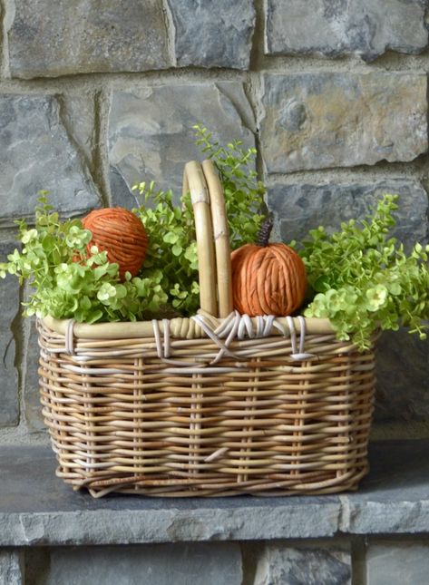 GREAT IDEAS TO DECORATE A HEARTH FOR FALL IN A FEW MINUTES! Decorating Fireplace Hearth, Basket With Handle Decor Ideas, Fireplace Round, Decorating Fireplace, Basket With Handle, Quiet Corner, Fall Decor Ideas, Autumn Decorating, Fireplace Hearth