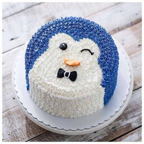 Cake Penguin, Movie Cake, Tårta Design, Penguin Cake, Penguin Cakes, Christmas Cake Designs, Cartoon Cake, Animal Cakes, Animal Cake