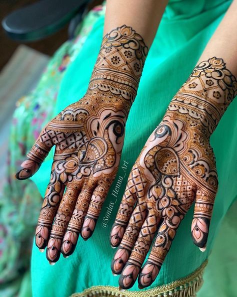 Sonia S Randhawa |📍TORONTO🇨🇦 (@sonias_henna_art) posted on Instagram: “Happy Friday 💕 @sonias_Henna_Art . @sonias_henna_art . . . . . . . . . #peacock #peacockhenna #henna #mehndi #sangeet #weddingHenna…” • Sep 4, 2020 at 12:35pm UTC Mehndi Designs Animals, Peacock Mehendi Bridal, Detailed Mehndi Designs, Bridesmaid Henna Design, Bridesmaid Mehendi Designs, Peacock Design Mehendi, Peacock Henna Designs, Small Mehendi, Peacock Henna