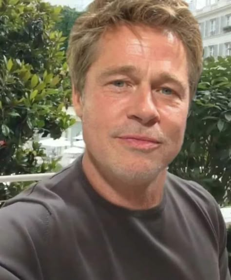 William Bradley Pitt, Brad Pitt News, Brad Pitt Pictures, Bradley Pitt, Christ Tattoo, Bojack Horseman, Mens Hairstyles Short, Photo To Video, Hairstyles Short