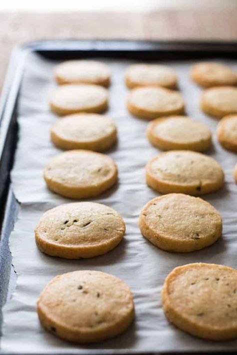 Parmesan Shortbread Biscuit - Butter, flour and parmesan (rosemary optional) is all you need to make these perfectly buttery, crumbly shortbread biscuits. Biscuit Butter, Cheese Shortbread, Parmesan Shortbread, Savory Crackers, Savoury Crackers, Shortbread Biscuits, Savoury Biscuits, Homemade Crackers, Recipetin Eats