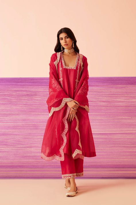 Kurti Shoot Ideas, Latest Suit Designs Indian, Sureena Chowdhri, Kurta Set For Women, Indian Gowns Dresses, Indian Bridal Outfits, Embroidery Designs Fashion, Indian Designer Outfits, Fashion Attire