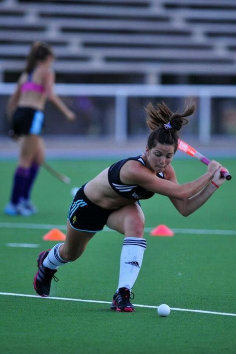 #hockey #hockey #sobre #cesped Field Hockey Games, Field Hockey Goals, Field Hockey Girls, Womens Field Hockey, Hockey Aesthetic, Hockey Goals, Hockey Quotes, Hockey Pictures, Hockey Girl