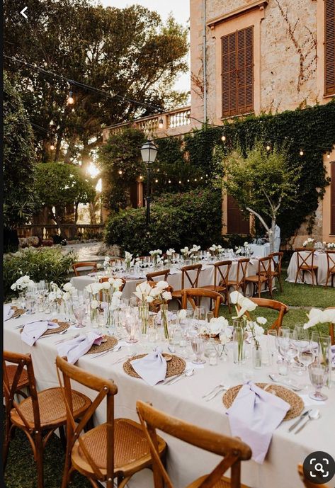 Outdoor Wedding Reception Flowers, Minimalist Wedding Styling, Outdoor Destination Wedding, Country Style Table Setting, Wedding Table Decorations Outdoor, Rustic Minimalist Wedding Decor, French Backyard Wedding, French Modern Wedding, Tuscany Garden Wedding