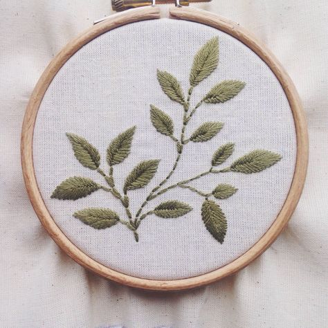 Some simple leaves [xpost embroidery] Embroidery Green, Embroidered Leaf, Embroidery Leaf, Flowers Embroidered, Handmade Embroidery Designs, Embroidery Flowers Pattern, Fibre Art, Sewing Embroidery, Cute Embroidery