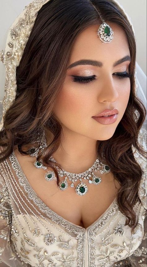 Girlish Makeup For Wedding, Hair Styles For Desi Wedding, Soft Indian Makeup, Engagement Makeup Look Pakistani, Engagement Looks For Indian Bride Hairstyle, Valima Hairstyles Pakistani, No Makeup Makeup Look Indian, Indian Bridal Hairstyles With Dupatta, Desi Bridal Hair