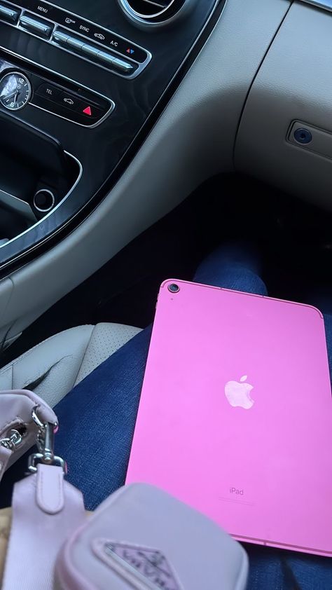 Pink I Pad Aesthetic, Pink Ipad 10th Gen Aesthetic, Pink Accessories Aesthetic, Pink Luxury Aesthetic, Hot Pink Ipad, Pink Ipad Aesthetic, Ipad Pics, Apple Ipad 10th Generation, Ipad Pink