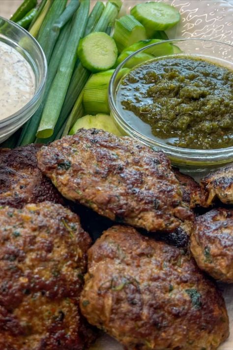 A picture of chapli kebab an Afghan dish with Afghan green sauce, fresh vegetables, and Afghan Yogurt Sauce. Chapli Kebab, Chapli Kabab Recipe, Chapli Kabab, American Hamburger, Kabab Recipe, Beef Patties, Green Chutney, Beef Patty, Vegetarian Chili