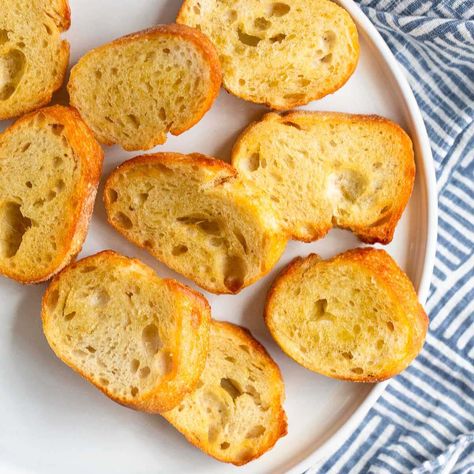 Air fryer crostini crisps up perfectly in the air fryer in less than 5 minutes. Top however you like to make a delicious and easy appetizer. Air Fryer Crusty Bread, Air Fryer Baguette, Air Fryer Crostini, Toast Bread In Air Fryer, Toasting Bread In Air Fryer, French Scrambled Eggs, Crostini Toppings, Ways To Cook Eggs, Goat Cheese Crostini